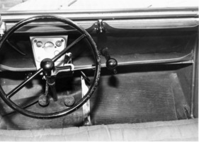 Citroen 2 CV (1949) - ein Armaturenbrett kann man die Innenreinrichtung nicht nennen, praktisch war die durchgehende Ablage aber allemal