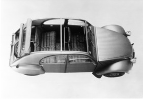 Citroen 2 CV (1949) - so ging der Wagen in Serie: mit Rolldach, weicher Kofferraumabdeckung und der berühmten welligen Motorhaube