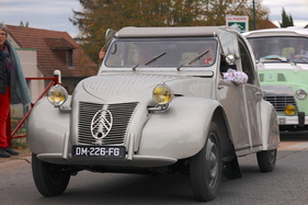 Citroën 2 CV (1950) – Ein ganz früher 2 CV A in seiner typischen Farbe französchischer Gasherde seiner Zeit: "Gris irisé". 9 PS müssen reichen für die Fahrt in den Süden – Embouteillage de Lapalisse 2024 Citroën 2 CV (1950) – Ein ganz früher 2 CV A in seiner typischen Farbe französchischer Gasherde seiner Zeit: "Gris irisé". 9 PS müssen reichen für die Fahrt in den Süden – Embouteillage de Lapalisse 2024
