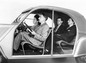 Citroen 2 CV (1950) - hier wird eindrücklich demonstriert, dass vier Personen bequem Platz finden im Wagen
