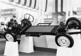 Citroen 2 CV (1953) - Blick auf ein Chassis ohne Aufbau