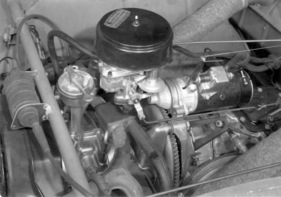 Citroen 2 CV (1954) - Blick auf den auf 425 cm3 vergrösserten Motor des Modelles "AZ"