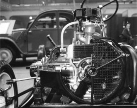 Citroen 2 CV (1954) - Blick auf den offen gelegten Motor am Genfer Automobilsalon 1954