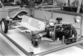 Citroen 2 CV (1954) - die Technik des 2 CV AZ 425 wird am Pariser Automobilsalon 1954 am unverkleideten Chassis demonstriert