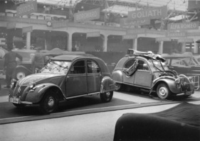 Citroën 2 CV (1954) - links als Luxusausführung, rechts als Jagdwagen für Afrika - Genfer Automobilsalon 1954