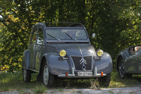 Citroën 2 CV (1954) - noch mit dem schönen Kühlergrill - Albisgütli Classic Cars & Bikes August 2022