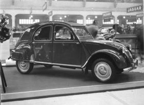 Citroën 2 CV (1955) - belgische Version, die den Charakter des ernsten Wagens deutlich auflockert - Genfer Automobilsalon 1955
