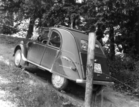 Citroen 2 CV (1955) - das Modell AZ 425 wirkte schon von aussen etwas luxuriöser