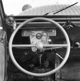 Citroen 2 CV (1956) - Lenkrad und Armaturenbrett des Modelles "AZ"