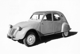 Citroen 2 CV (1956) - die Modellvariante "AZ", bereits mit Glanzlackierung