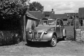 Citroën 2 CV (1957) - für einen Bauer, samt ein paar Milchkannen