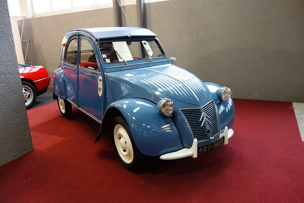 Citroën 2 CV (1959) – nur echt mit "Ribbelkap" – Interclassics Classic Car Show Brüssel 2023