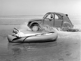 Citroen 2 CV (1963) - die rostanfällige Ente dürfte an dieser Wasserdurchfahrt keinen Spass gehabt haben, die anderen schon