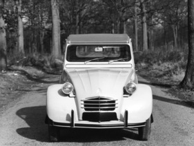 Citroen 2 CV (1970) - über die Jahre wurde die Kühleröffnung verkleinert, die wellige Motorhaube verschwand