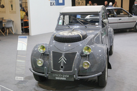 Citroën 2 CV 4x4 Sahara (1961) - Allradantrieb dank zwei Motoren - auf dem Citroën-Stand - Rétromobile Paris 2022