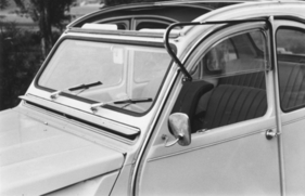 Citroën 2 CV 6 (1971) – Klappscheibe und kühn geschwungener Spiegelfuss