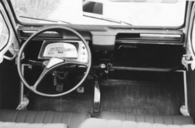 Citroën 2 CV 6 (1971) – Lenkrad und Armaturenbrett im AR-Testwagen