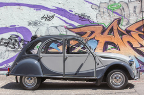 Citroën 2 CV 6 Charleston (1984) – Der Schwung der Farben erinnert an Peugeot 302 Darl'mat und Bugatti 57 Citroën 2 CV 6 Charleston (1984) – Der Schwung der Farben erinnert an Peugeot 302 Darl'mat und Bugatti 57