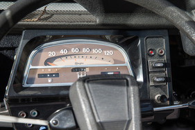 Citroën 2 CV 6 Charleston (1984) – Geschwindigkeit, Kraftstoffvorrat, Ladestrom – alles da, was man wissen muss