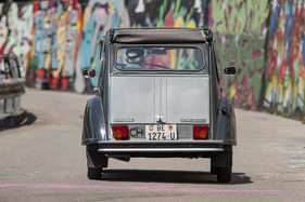 Citroën 2 CV 6 Charleston (1984) – Schräger Vogel: die Federung ist so weich, dass einseitige Besetzung sofort sichtbar wird