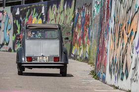 Citroën 2 CV 6 Charleston (1984) – Schräger Vogel: die Federung ist so weich, dass einseitige Besetzung sofort sichtbar wird