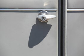 Citroën 2 CV 6 Charleston (1984) – Türgriff als genial einfacher "Dreh-Drück-Steller"