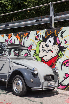 Citroën 2 CV 6 Charleston (1984) – der klassischen Optik wegen wieder mit runden und verchromten Scheinwerfern