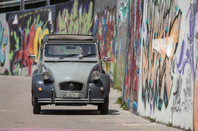 Citroën 2 CV 6 Charleston (1984) – von vorn ergibt sich ein interessantes Spiel aus Trapezen