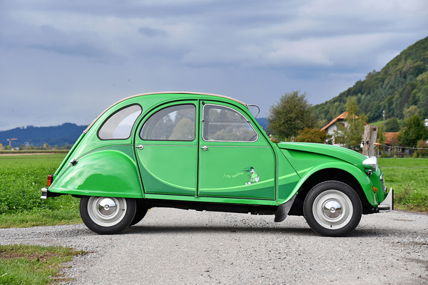 Citroën 2 CV 6 «I fly bleifrei» (1986) - als Lot 101 an der Versteigerung der Oldtimer Galerie in Gstaad am 29. Dezember 2022