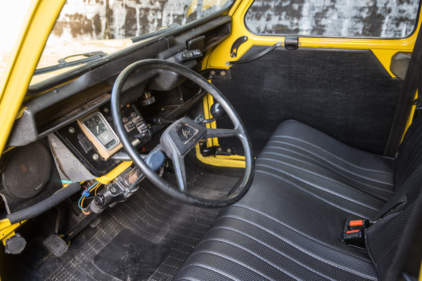 Citroën 2 CV 6 James Bond 007 (1981) - Sitzbank im 2CV-Cockpit