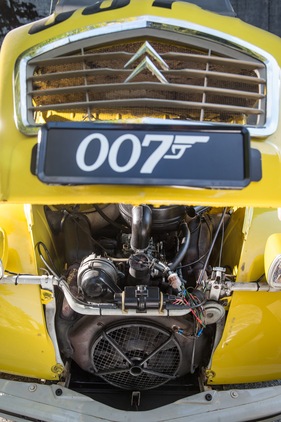 Citroën 2 CV 6 James Bond 007 (1981) - für den Motor interessierte sich Roger Moore im Film herzlichst wenig