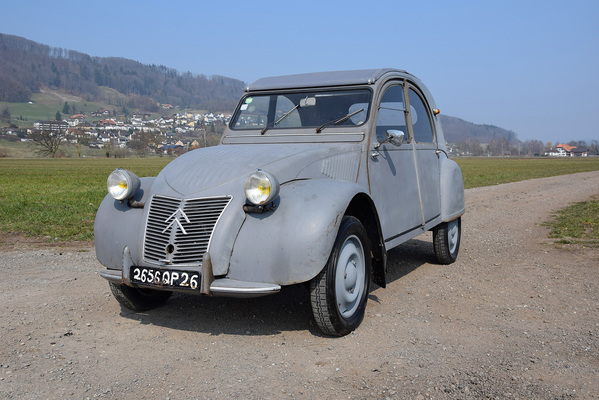 Bild Citroën 2 CV A (1954) - als Lot 094 am 25. April 2015 an der Versteigerung der Oldtimer Galerie in Toffen