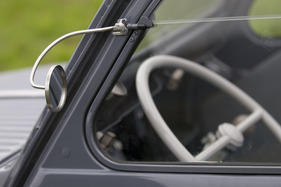 Citroën 2 CV AZL (1958) - Rückspiegel mit formvollendeter Aufhängung