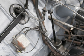 Citroën 2 CV AZL (1958) - Umlenkung der Schaltbewegungen auf normales Schaltschema - die verlängerte Hand