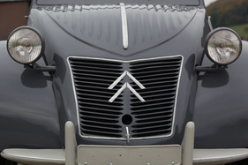 Citroën 2 CV AZL (1958) - der Kühler wurde während der Bauzeit immer kleiner