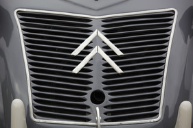 Citroën 2 CV AZL (1958) - die beiden Zahnräder im Markenzeichen dominant angebracht