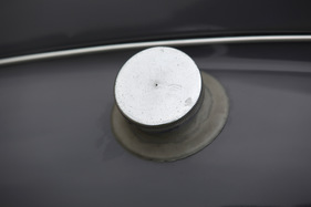 Citroën 2 CV AZL (1958) - einfacher Tankdeckel beim Kotflügel hinten