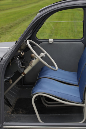 Citroën 2 CV AZL (1958) - einteilige Lenksäule, rudimentäre Sitze
