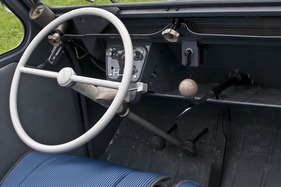 Citroën 2 CV AZL (1958) - rechts der charakteristische Schalthebel für die "Schubladenschaltung"