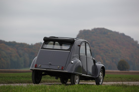Citroën 2 CV AZL (1958) - weiche Federung, starke Neigung, selbst auf fast flacher Strasse