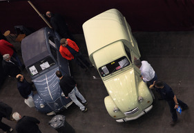 Citroën 2 CV AZU (1970) - die praktische Variante neben der klassischen Ausgabe von 1960 - am OTM Fribourg 2013