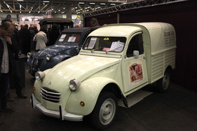 Citroën 2 CV AZU (1970) - praktisches und urtümliches - im Hintergrund ein 2 CV AZ von 1960 - am OTM Fribourg 2013