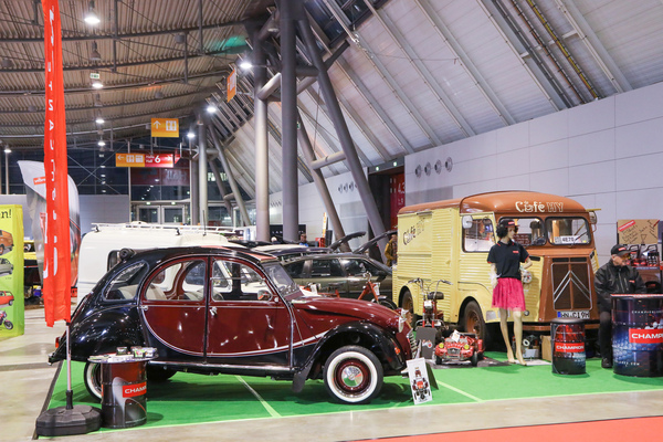 Image: Citroën 2 CV Charleston and Citroën HY beautifully decorated - Retro Classics Stuttgart 2023