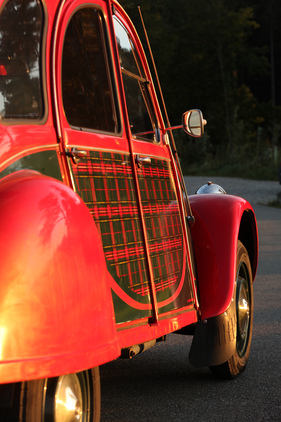 Citroën 2 CV "Scotch" (1985) - Scotch-Ente mit aufgeklebtem Schotttenmuster