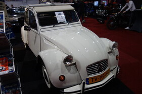 Citroën 2 CV Special (1984) mit Kühlergrill aus den Sechzigern – Classic Car Show Maastricht 2023