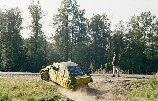 Bild: Citroën 2 CV Tigerente (1982) auf dem Weg nach Sibirien 2004