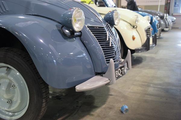 Citroën 2 CV aus verschiedenen Jahrzehnten und mit typischer Farbgebung - Auto e Moto d'Epoca 2014
