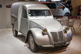 Citroen 2CV (1952) - schön restaurierte Kastenente - Rétromobile Paris 2017