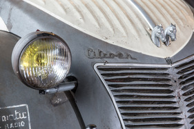 Citroën 2CV (1959) - Zwei Pferde symbolisiert - Rétromobile Paris 2016