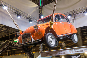 Citroën 2CV (1980) - hängt in den Seilen - Rétromobile Paris 2020